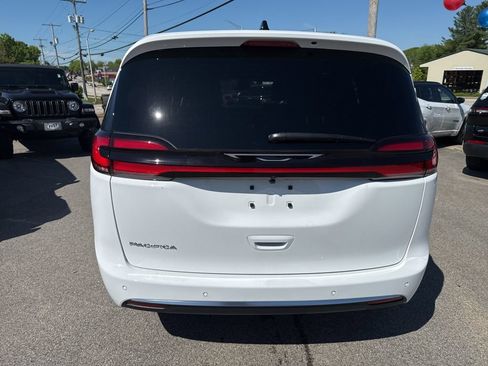 New 2027 Chrysler Pacifica Select FWD image 4