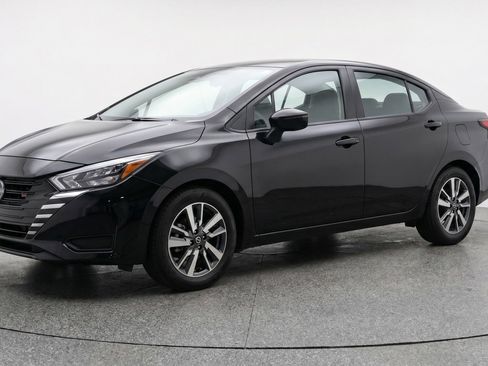 Used 2025 Nissan Versa SV image 3