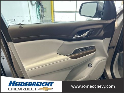 Used 2023 GMC Acadia SLE w/ Driver Convenience Package image 12