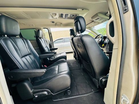 Used 2014 Chrysler Town & Country Touring FWD image 20