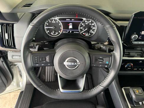 Used 2025 Nissan Pathfinder SV AWD/4WD image 2