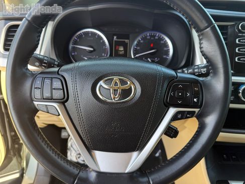 Used 2019 Toyota Highlander XLE FWD image 16