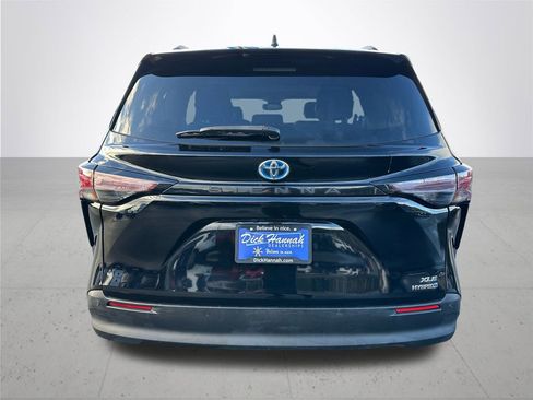 Certified 2023 Toyota Sienna XLE image 9