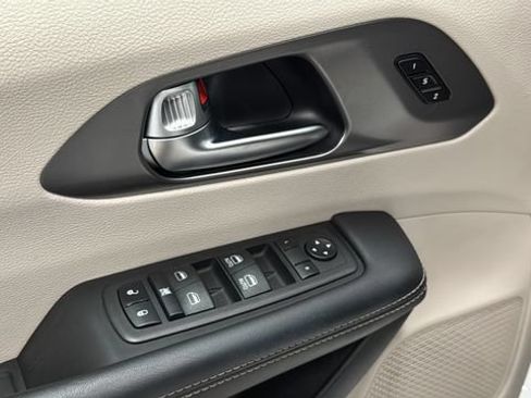 Used 2023 Chrysler Pacifica Touring-L FWD image 19