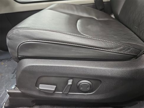 Used 2024 Kia Carnival LX image 27