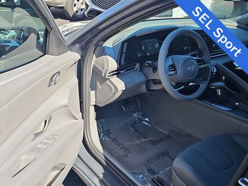 Used 2025 Hyundai Elantra Sport FWD image 9