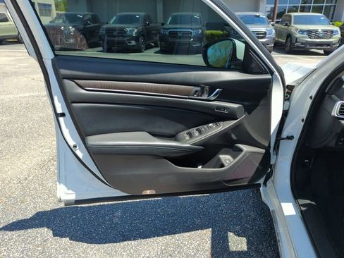 Used 2018 Honda Accord Touring image 17