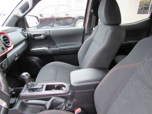 Used 2016 Toyota Tacoma TRD Sport w/ Towing Package image 21