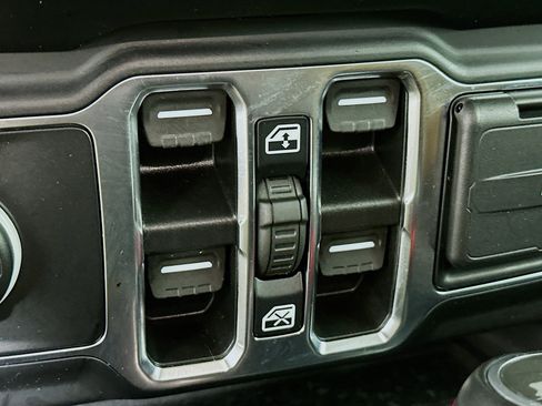 Used 2021 Jeep Wrangler Sahara w/ Cold Weather Group image 15