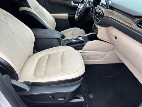 Used 2020 Ford Escape Titanium image 19