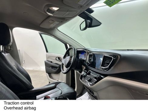 Used 2017 Chrysler Pacifica Touring-L Plus FWD image 19