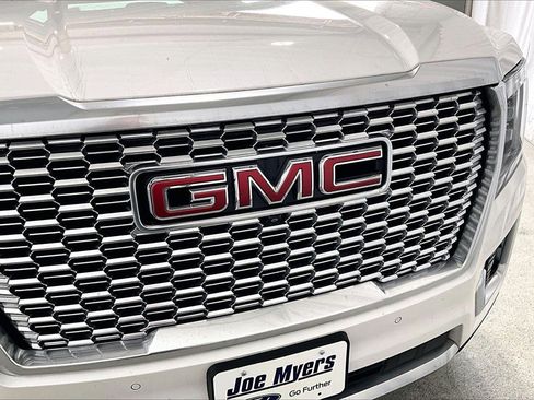 Used 2022 GMC Yukon Denali w/ Denali Premium Package image 7