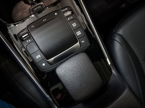 Used 2022 Mercedes-Benz GLB 250 4MATIC w/ Premium Package Lite image 26