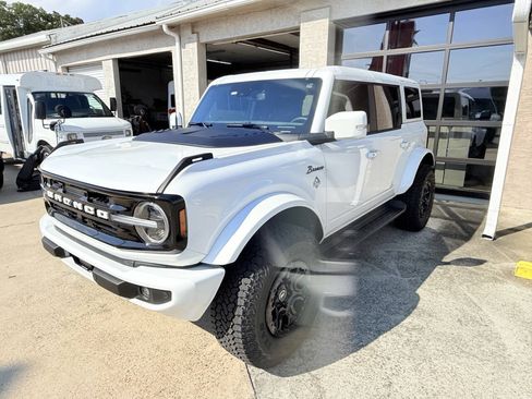 Used 2025 Ford Bronco Outer Banks w/ Sasquatch Package AWD/4WD image 3