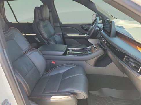 Used 2025 Lincoln Aviator Black Label w/ Jet Appearance Package AWD/4WD image 32