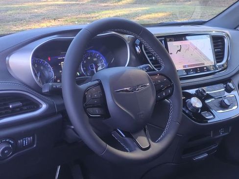 New 2026 Chrysler Pacifica Select w/ S Appearance Package image 31