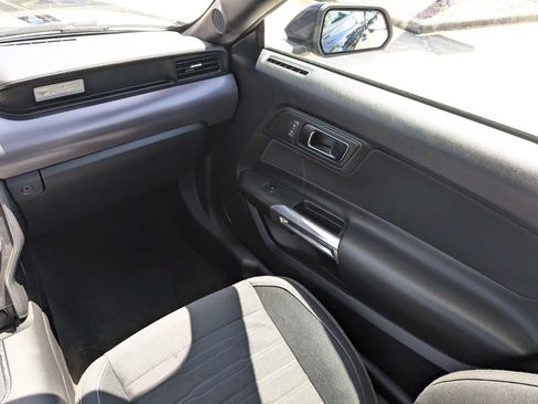 Used 2017 Ford Mustang Coupe RWD image 17