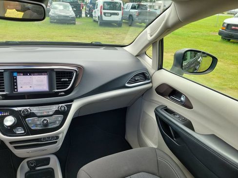 Used 2023 Chrysler Voyager LX FWD image 14