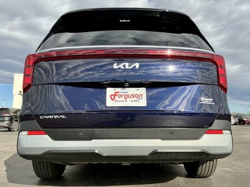 Used 2025 Kia Carnival EX image 17