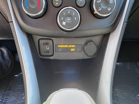Used 2020 Chevrolet Trax LT w/ LT Convenience Package FWD image 16