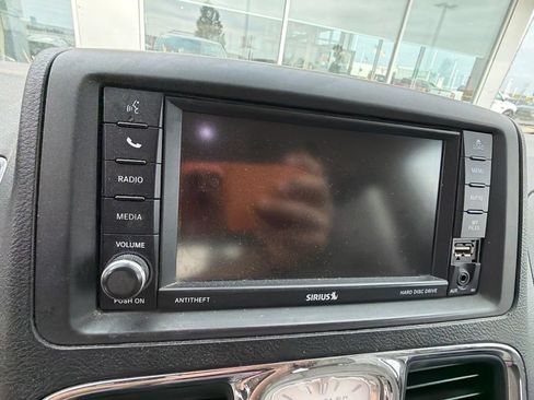 Used 2013 Chrysler Town & Country Touring-L w/ Entertainment Group #2 FWD image 20