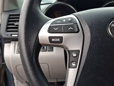 Used 2013 Toyota Highlander Plus AWD/4WD image 21