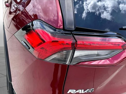 Used 2019 Toyota RAV4 XLE w/ Convenience Package FWD image 28