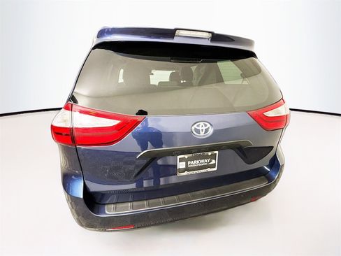Used 2018 Toyota Sienna L image 6