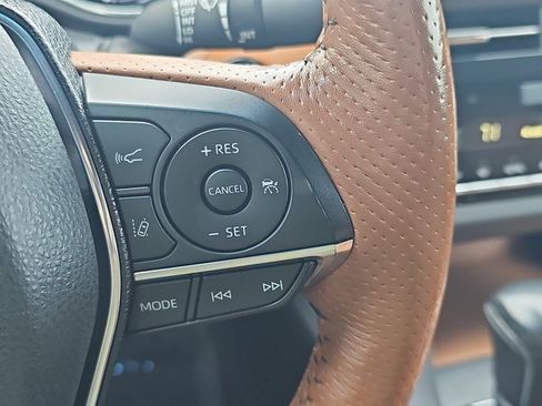 Used 2022 Toyota Avalon Limited image 17