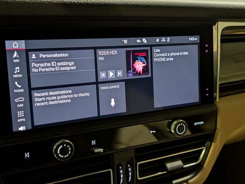 Certified 2025 Porsche Macan image 40