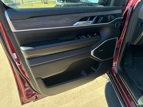 Used 2023 Jeep Wagoneer L Series III w/ Preferred Equipment Group image 10