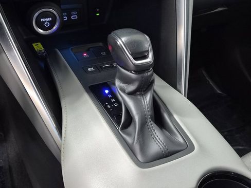 Used 2023 Toyota Venza LE image 32