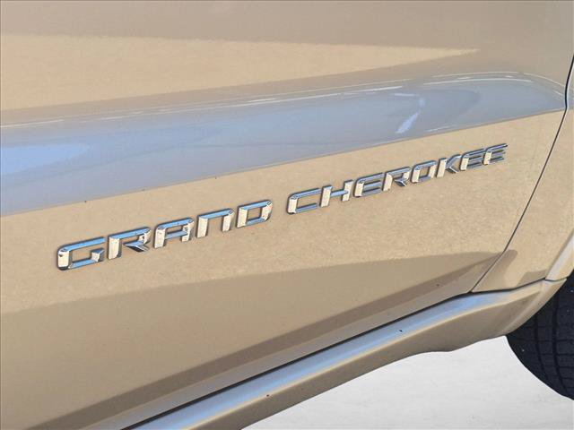 Used 2015 Jeep Grand Cherokee Overland w/ Advanced Technology Group AWD/4WD image 9