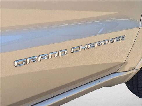 Used 2015 Jeep Grand Cherokee Overland w/ Advanced Technology Group AWD/4WD image 9