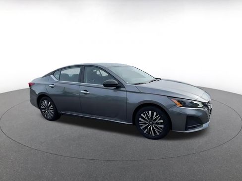 Used 2025 Nissan Altima 2.5 SV image 2