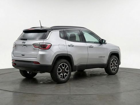 Used 2025 Jeep Compass Trailhawk AWD/4WD image 9