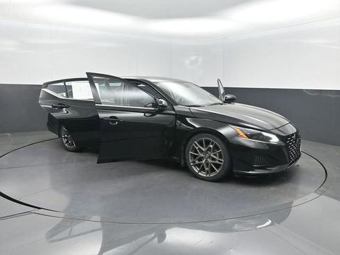 Used 2023 Nissan Altima 2.0 SR FWD image 41