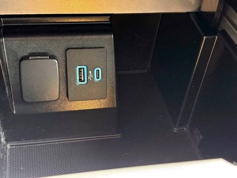 Used 2020 Ford Explorer XLT w/ Equipment Group 202A AWD/4WD image 28