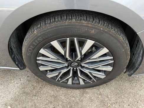 Used 2024 Nissan Altima 2.5 SV image 16