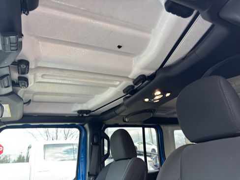 Used 2022 Jeep Wrangler Unlimited Sport image 9