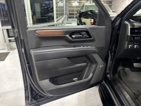 Used 2025 GMC Yukon XL Denali AWD/4WD image 14