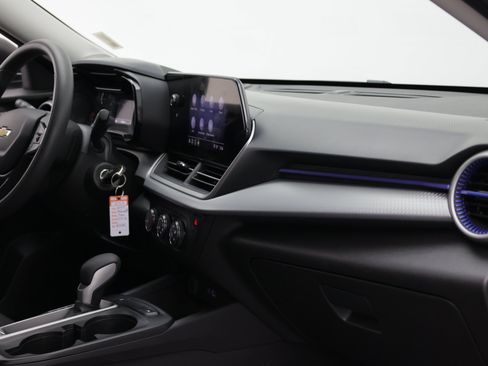 Used 2025 Chevrolet Trax LS FWD image 37