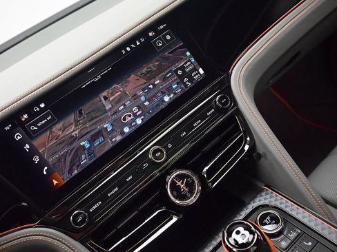 Used 2025 Bentley Flying Spur Plug-In Hybrid AWD/4WD image 28