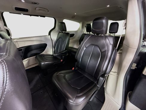 Used 2023 Chrysler Pacifica Touring-L image 25