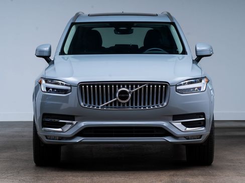 Used 2025 Volvo XC90 B5 Core AWD/4WD image 2