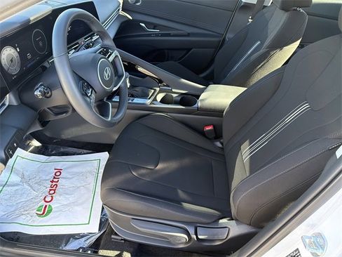 Certified 2025 Hyundai Elantra SEL image 9