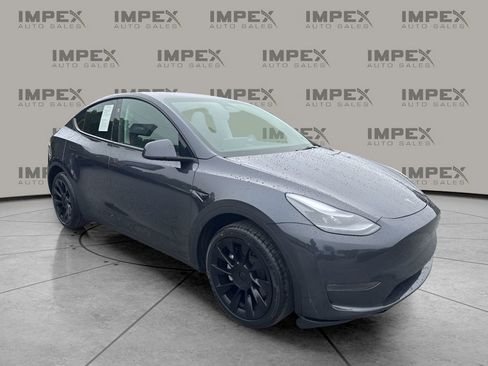 Used 2024 Tesla Model Y Long Range RWD image 7