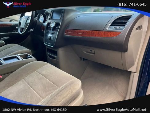 Used 2014 Chrysler Town & Country Touring FWD image 8