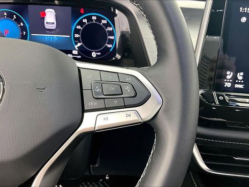 Used 2025 Volkswagen Atlas Cross Sport SE image 19