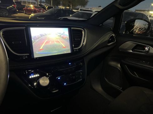 Used 2022 Chrysler Pacifica Touring image 11